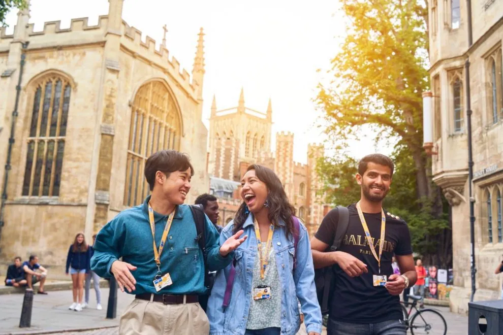 Kursanci szkoły językowej na ulicy przy King’s College w Cambridge