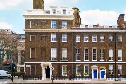 Zabytkowy budynek szkoły językowej w Bloomsbury w centrum Londynu
