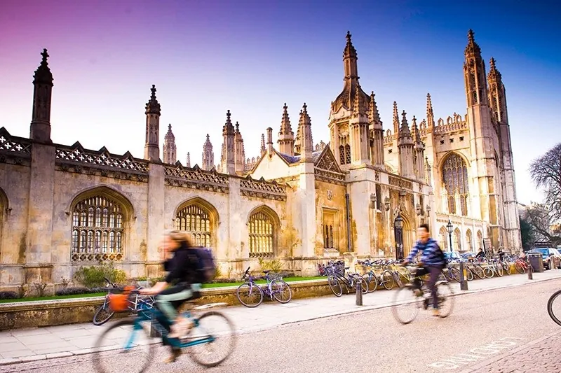 Rowerzyści przed King’s College w Cambridge