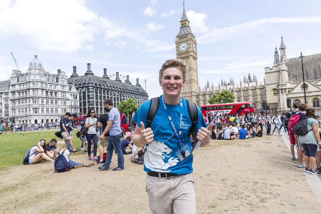 Nastolatek na wycieczce przy Pałacu Westminsterskim w Londynie